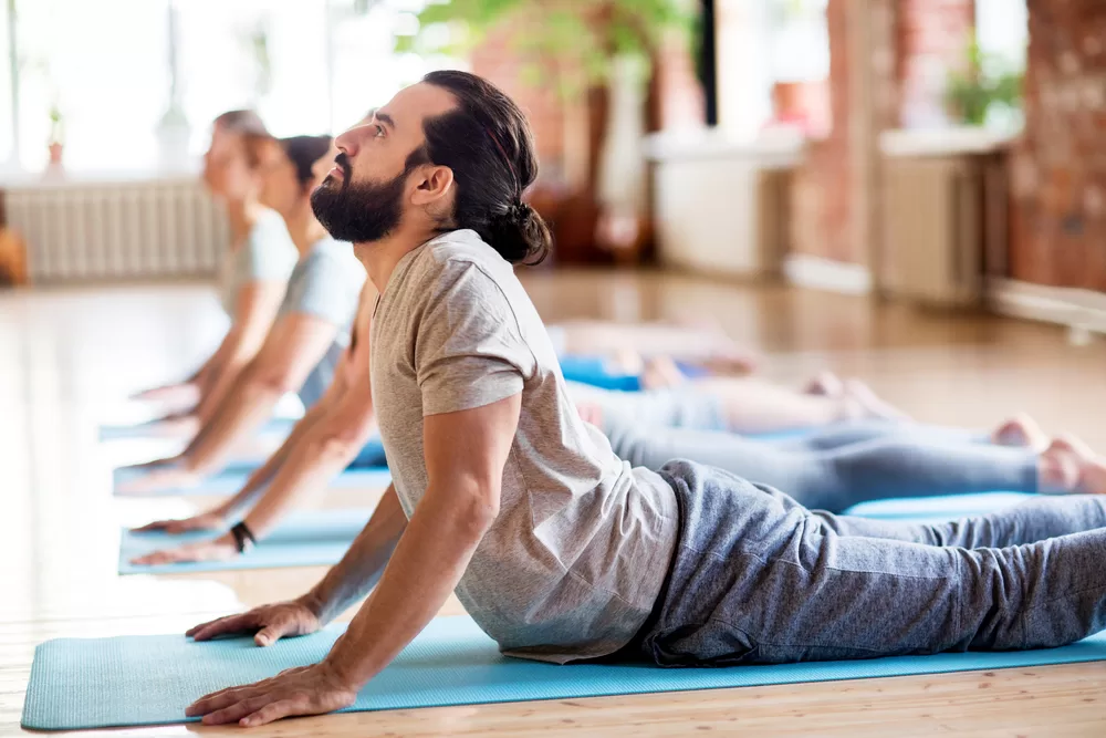https://almondlove.mx/wp-content/uploads/2023/10/yoga-para-hombres-jpg.webp